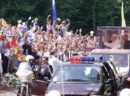 Papie� w Polsce - przejazd papamobile. 
Fot. PAP/Radek Pietruszka