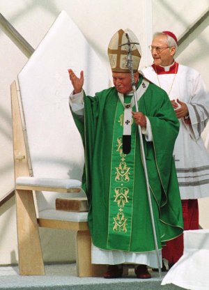 Jan Pawe� II podczas Msza �w. w Pelplinie. 
Fot. PAP/Tomasz Gzell