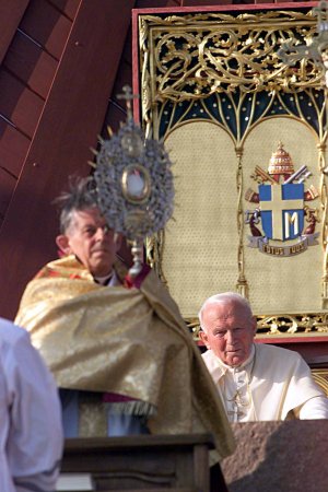 Jan Pawe� II i Prymas Glemp z monstrancj�. 
Fot. PAP/Radek Pietruszka
