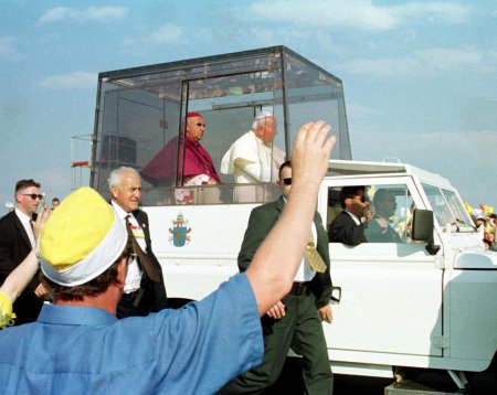 Przejazd papamobile: Jan Pawe� II i bp elbl�ski Andrzej �liwi�ski. 
Fot. PAP/Radek Pietruszka