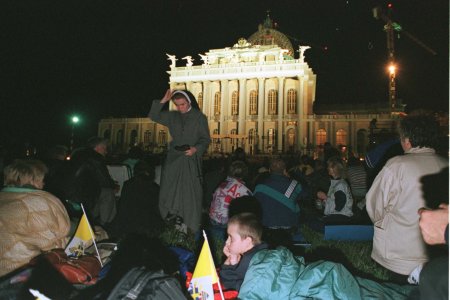Liche� - nocne czuwanie wiernych przed bazylik�. 
Fot. PAP/Jacek Turczyk