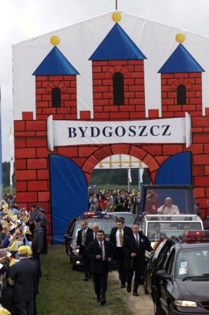 Msza �w. w Bydgoszczy - wjazd Papie�a na miejsce celebry. 
Fot. PAP/Radek Pietruszka