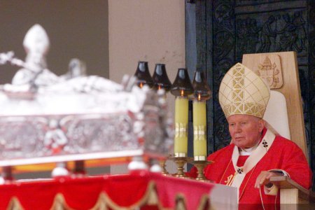 Msza �w. w Bydgoszczy. 
Na pierwszym planie o�tarz z replik� relikwiarza �w Wojciecha. 
Fot. PAP/Radek Pietruszka