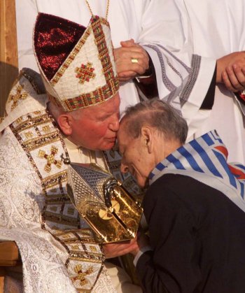 Beatyfikacja ks. Stefana Wincentego Frelichowskiego. 
Wsp�wi�zie� beatyfikowanego przekazuje Janowi Paw�owi II relikwie ks. Frelichowskiego. 
Fot. PAP/Radek Pietruszka