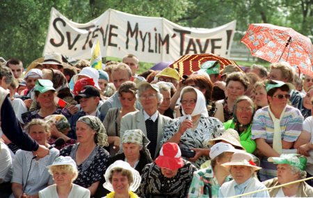 Wierni z Litwy na Mszy �w. w E�ku
Fot. PAP/Zdzislaw Lenkiewicz