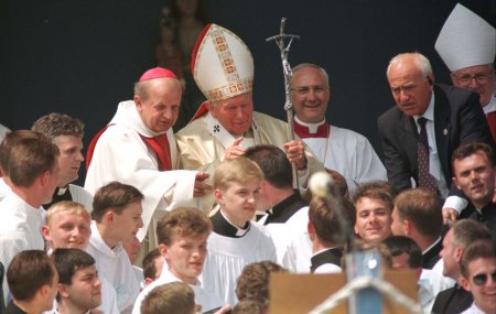 Ojciec �wi�ty w otoczeniu bp Stanis�awa Dziwisza (z lewej) i mistrza papieskich ceremonii liturgicznych bp Piero Mariniego (z prawej) rozmawia z klerykami uczestnicz�cymi w Mszy �w.
Fot. PAP/Tomasz Gzell