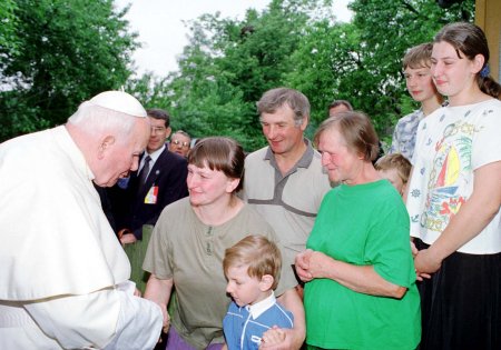 Jan Pawe� II z rodzin� Milewskich w Leszczewie 
Fot. PAP/AP/Vatican Pool