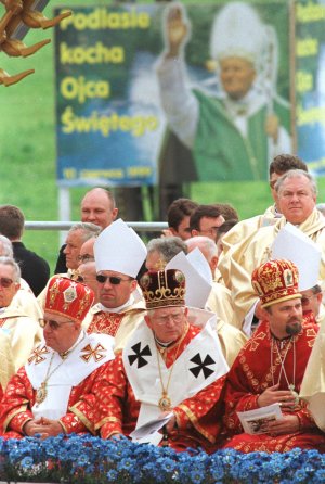 Duchowni grekokatoliccy uczestnicz�cy we Mszy �w. w Siedlcach 
Fot. PAP/Jacek Turczyk