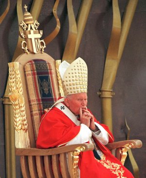 Jan Pawe� II na tronie podczas Mszy �w. w Siedlcach, odprawionej ku czci m�czennik�w podlaskich 
Fot. PAP/Jacek Turczyk