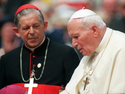 Jan Pawe� II i prymas Polski kardyna� J�zef Glemp chwil� po po�wi�ceniu pomnika Polskiego Pa�stwa Podziemnego i Armii Krajowej. 
Fot. PAP/Tomasz Gzell