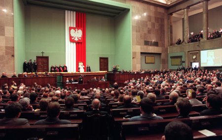 Jan Pawe� II przemawia� do po��czonych izb polskiego parlamentu w obecno�ci przedstawicieli w�adzy wykonawczej i s�downiczej, przy udziale korpusu dyplomatycznego. 
Fot. PAP/Leszek Wr�blewski