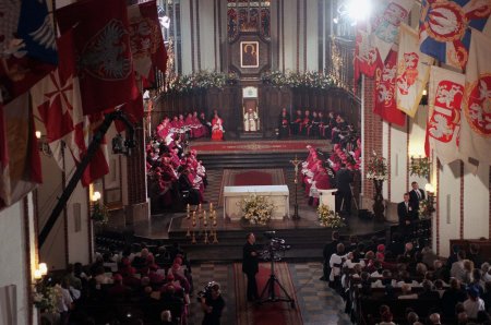 W warszawskiej katedrze �w. Jana papie� Jan Pawe� II uczestniczy� w liturgii s�owa, ko�cz�cej II Synod Ko�cio�a w Polsce. 
Fot. PAP/Leszek Wr�blewski