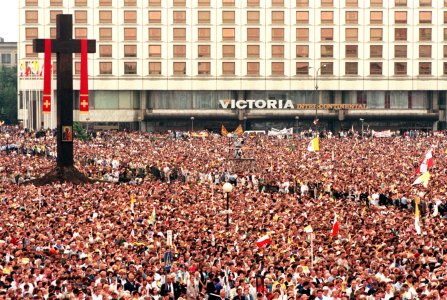 Na Placu Pi�sudskiego ustawiono krzy�, przy kt�rym Ojciec �wi�ty celebrowa� msz� w 1979 roku - usytuowany dok�adnie w tym samym miejscu, co przed 20 laty. 
Fot. PAP/Leszek Wr�blewski
