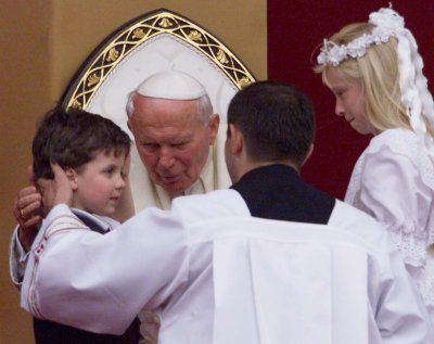 Jan Pawe� II rozmawia z dzie�mi podczas Liturgii S�owa odprawionej przed katedr� �w. Micha�a Archanio�a i �w. Floriana M�czennika na warszawskiej Pradze. 
Fot. PAP/Radek Pietruszka