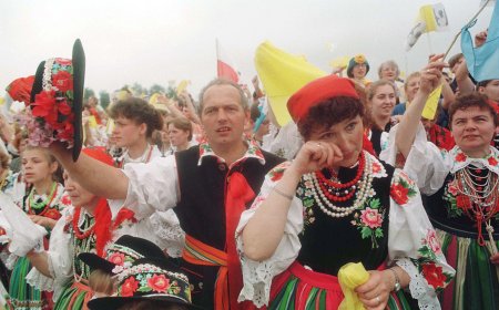 �owiczanie w strojach ludowych witaj� Ojca �wi�tego. 
Fot. PAP/Tomasz Gzell