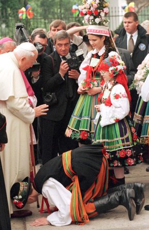 Powitanie na kolanach Ojca �w. w �owiczu. 
Fot. PAP/Jacek Turczyk