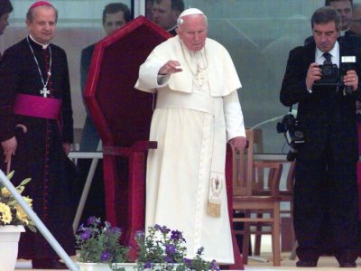 Ojciec �wiety podczas spotkania liturgicznego z wiernymi w Sosnowcu. 
Fot. PAP/Roman Koszowski