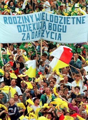 Rodziny pozdrawiaj� Paie�a na spotkaniu w Sosnowcu. 
Fot. PAP/Adam Hawa�ej
