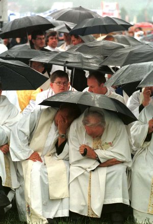 Ksi�a pod parasolami na krakowskich B�oniach. 
Fot. PAP/Jacek Turczyk