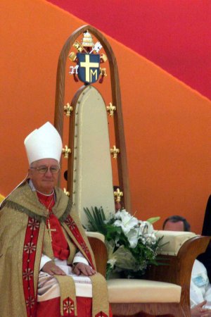 Nieszpory ku czci Naj�wi�tszego Serca Pana Jezusa w Gliwicach odprawi� papieski legat, kardyna� Adam Joseph Maida. Na papieskim tronie po�o�ono wi�zank� kwiat�w. 
Fot. PAP/Radek Pietruszka