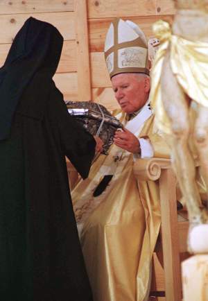 Ojciec �wi�ty i jedna z si�str klarysek uczestnicz�cych we Mszy �w. 
Fot. PAP/Tomasz Gzell