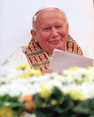 Wzruszony Ojciec �wi�ty podczas spotkania z wiernymi w Wadowicach. 
Fot. PAP/Jacek Bednarczyk